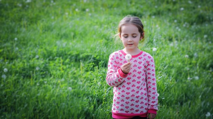 meisje met paardenbloem